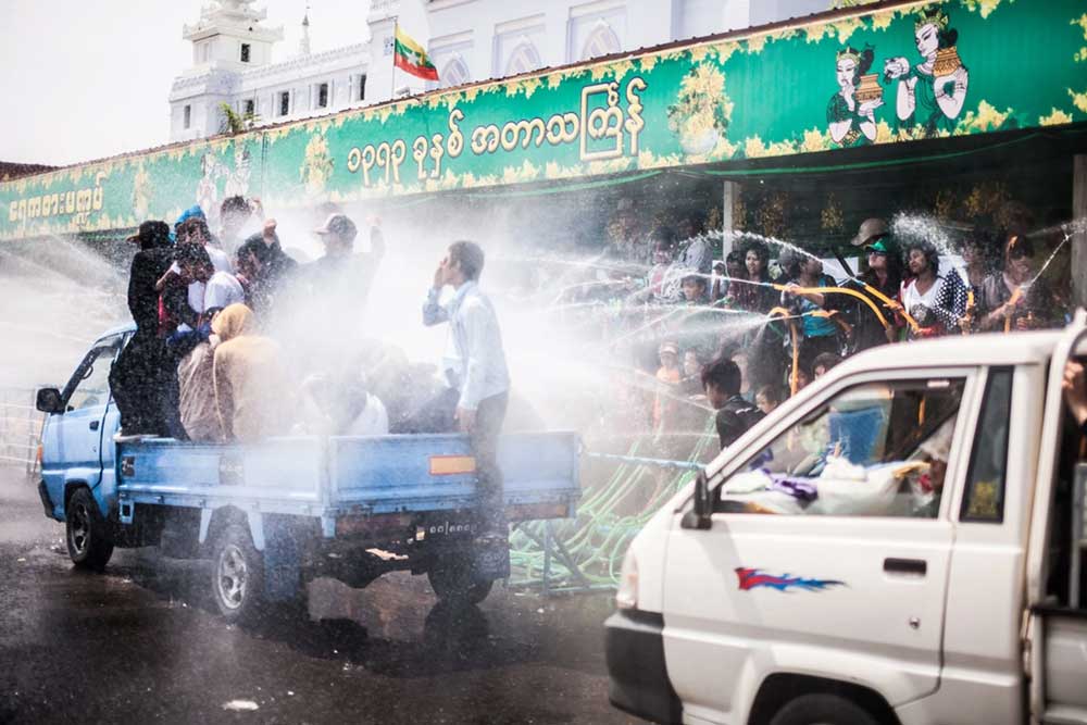 El festival del agua es algo apreciado por esas fechas, ya que las temperaturas suelen elevarse Birmanos celebrando el festival del agua o año nuevo