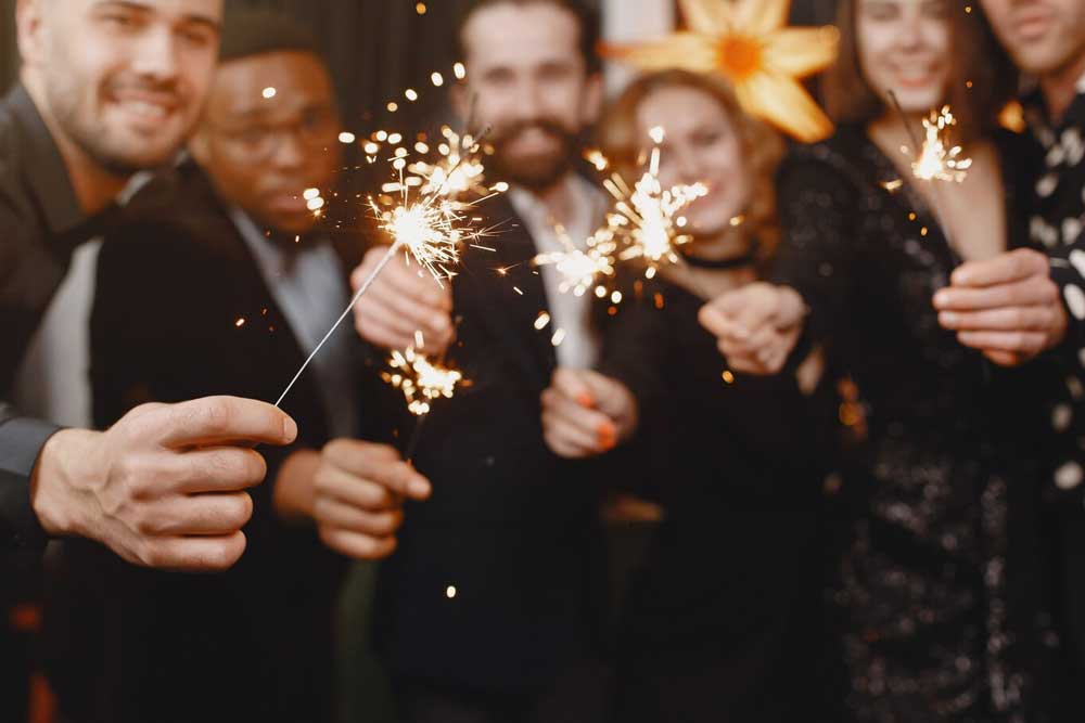 Algunas personas suelen beber champagne para recibir el año nuevo Personas celebrando el año nuevo gregoriano