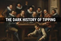 Monedas antiguas sobre una mesa rústica, sugiriendo el origen histórico y oscuro de la propina