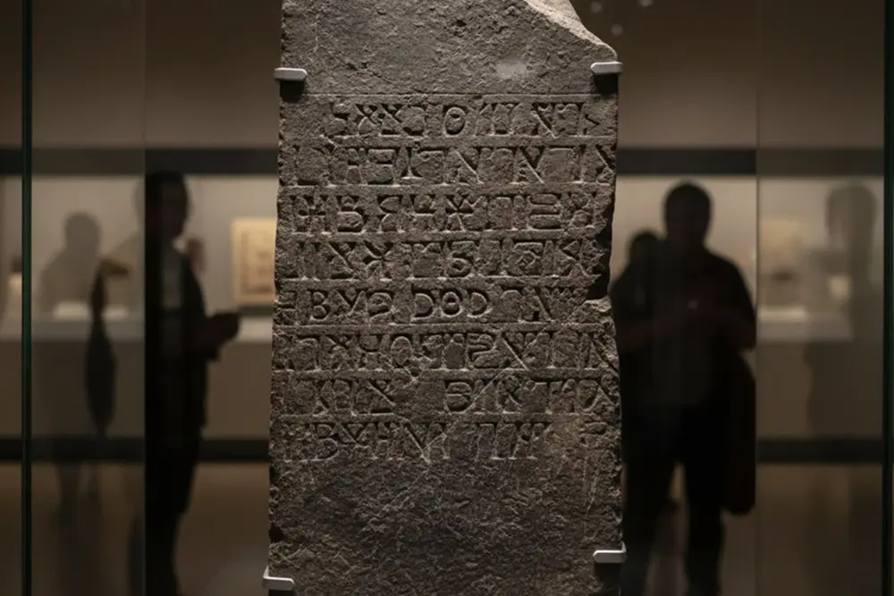 Fragmento de la Estela de Tel Dan, inscripción aramea antigua.